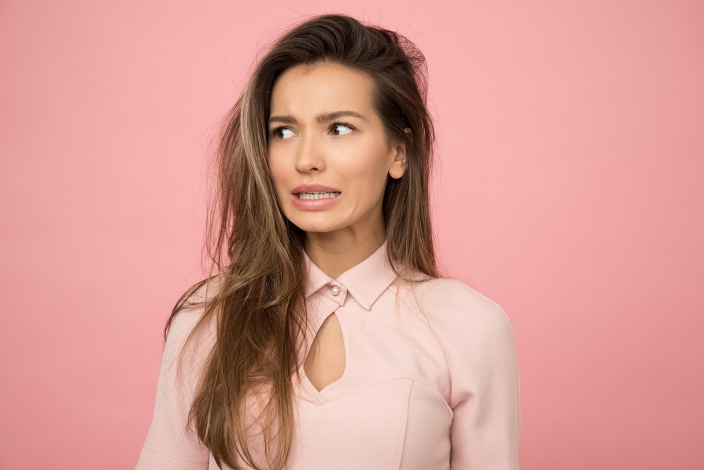 perempuan dengan rambut rontok